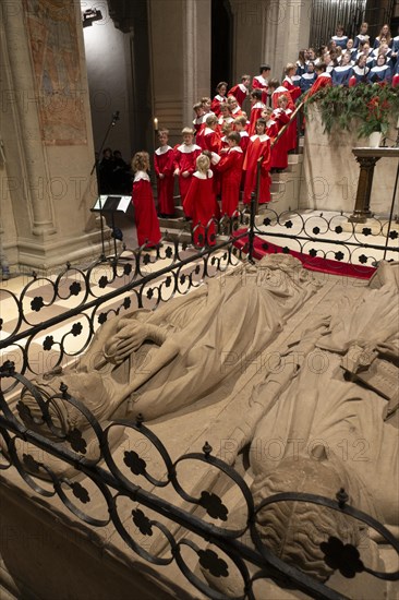 Quempas singing by the Braunschweig Cathedral Singing School during Advent in Braunschweig Cathedral