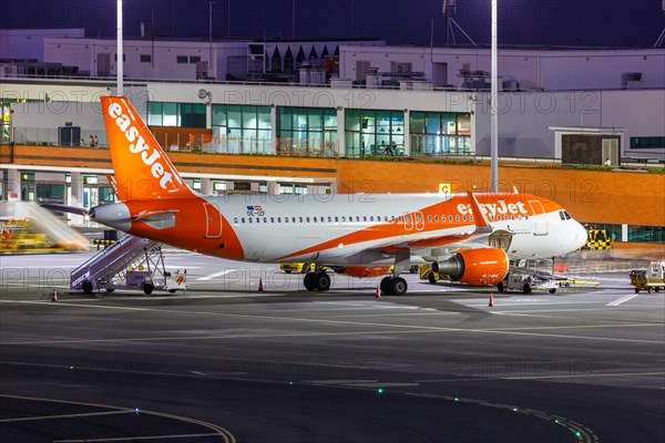 An EasyJet Europe Airbus A320 aircraft with the registration number OE-IZF at Funchal Airport