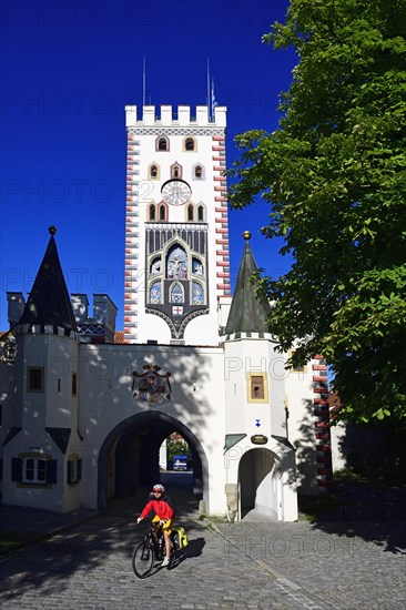 Cyclist in front of the tower of the Bayertor in the east of the city wall ring