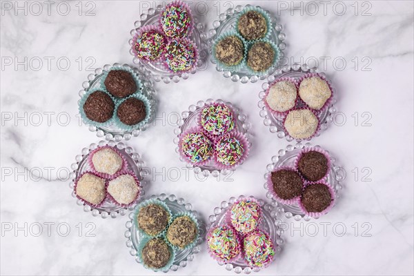 Light and dark rum balls arranged in a circle on glass plates