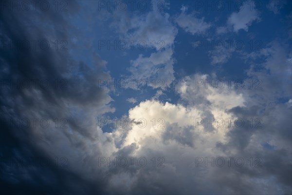 Dramatic cloud formation in front of a summer thunderstorm