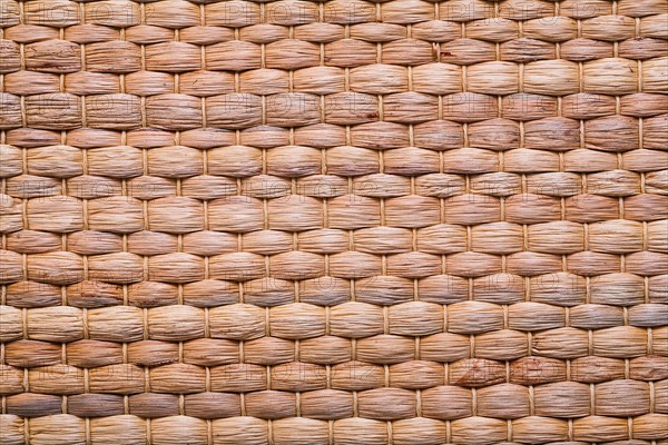 Natural raffia texture of the mat