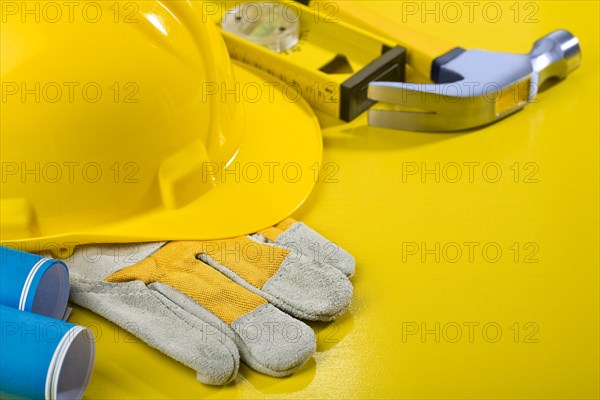 Arrangement of tools on the yellow table