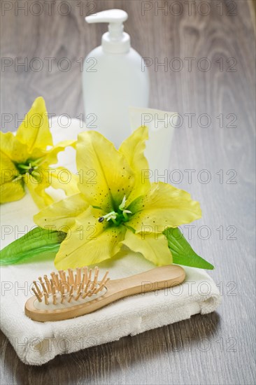 Article for bathing on a wooden surface