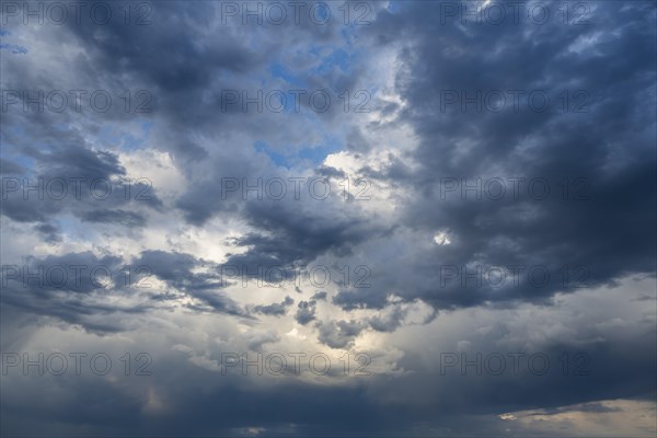 Dramatic cloud formation in front of a summer thunderstorm