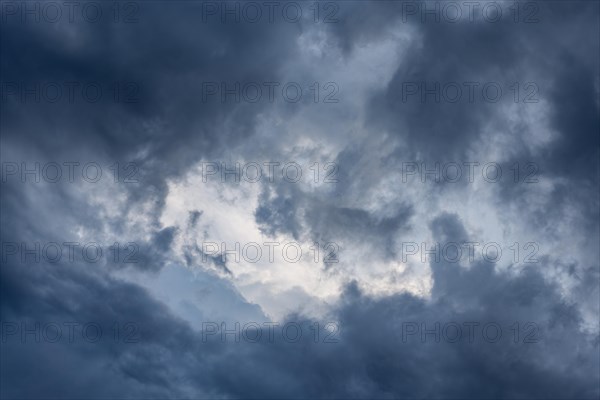 Dramatic cloud formation in front of a summer thunderstorm