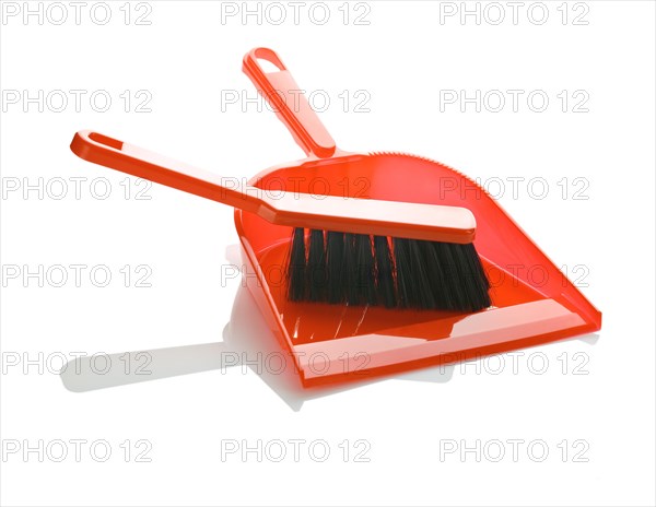 Brush insulated on dustpan