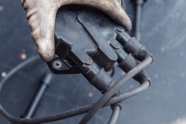 Engine ignition system distributor and high-voltage ignition cable wires connected