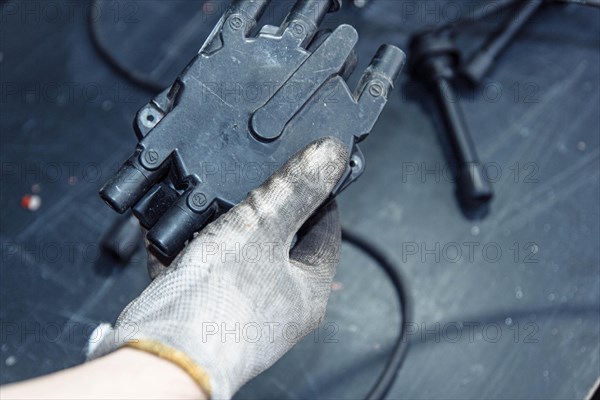 Engine ignition system distributor and high-voltage ignition cable wires connected