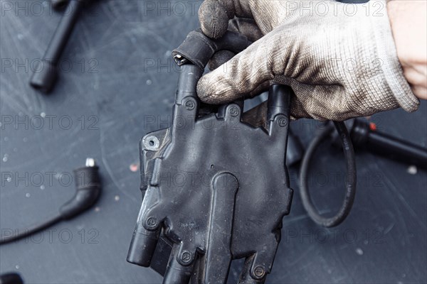 Engine ignition system distributor and high-voltage ignition cable wires connected
