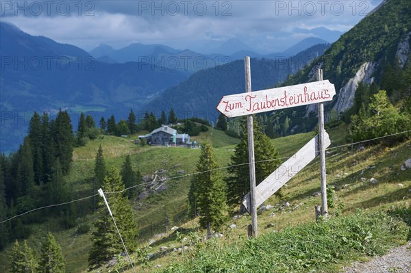 Signpost to the Taubensteinhaus