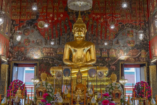 Golden meditating Buddha at Wat Saket