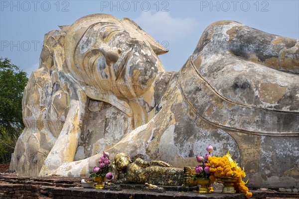 Reclining Buddha statue