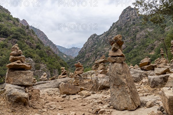 Cairns marking the way above the Spelunca Gorge