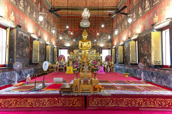 Golden meditating Buddha at Wat Saket