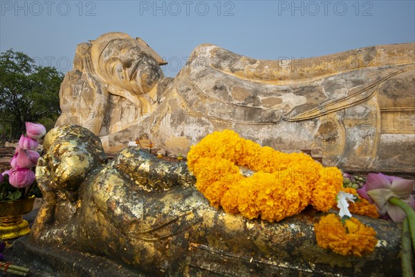 Reclining Buddha statue