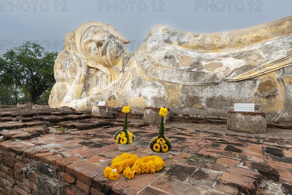 Reclining Buddha statue