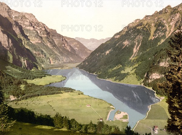 Der Kloentalersee im Kloental im Kanton Glarus in der Schweiz