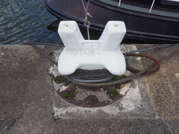 Mooring bollard for boats