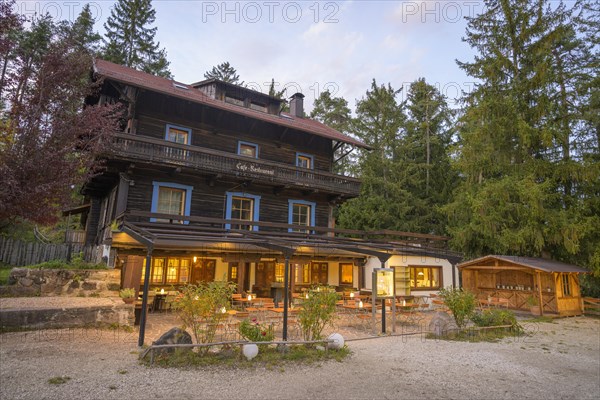 The old inn at the Voelser Weiher pond