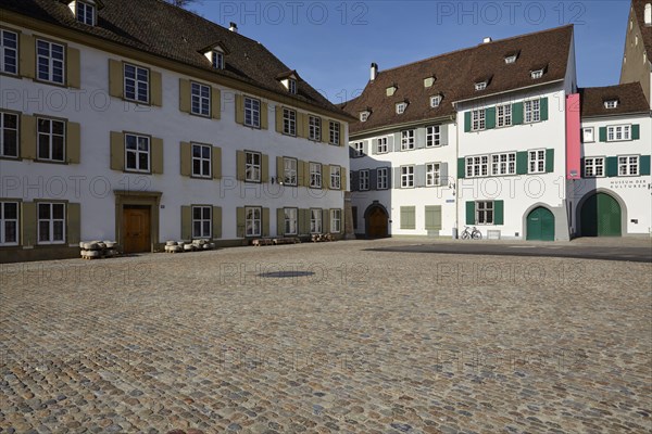 Fassaden und Haeuser auf dem Muensterplatz in Basel