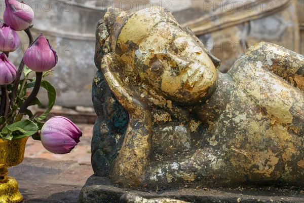 Reclining Buddha statue