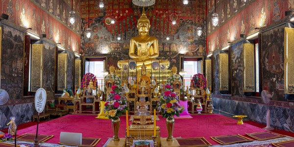 Golden meditating Buddha at Wat Saket