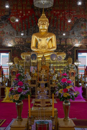 Golden meditating Buddha at Wat Saket