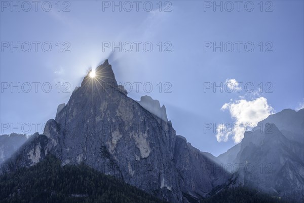 Sun between the mountain peaks of the Schlern