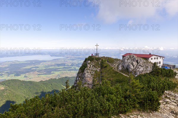 Summit cross on the Hochfelln with Hochfellnhaus