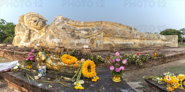 Reclining Buddha statue