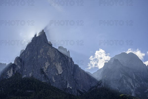 Sun between the mountain peaks of the Schlern