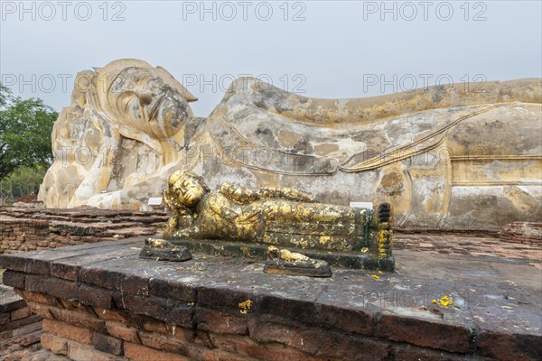 Reclining Buddha statue