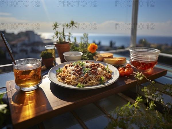 Entspanntes Essen auf einer Terrasse mit Meerblick