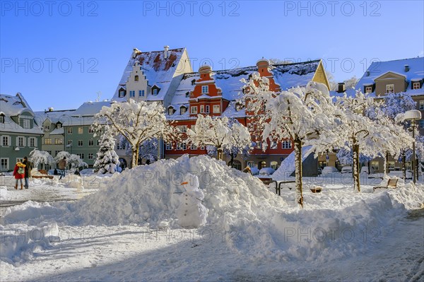 St.-Mang-Platz with strollers and trees with fresh snow