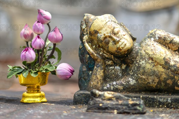 Reclining Buddha statue