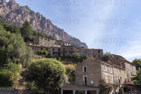 The village of Ota below the Crete de Pinzu