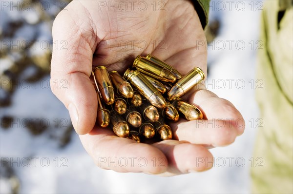 The fighter holds a handful of bullets in his palm for weapons.