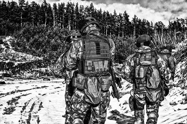 Two soldiers of a special unit are preparing to carry out a dangerous mission.