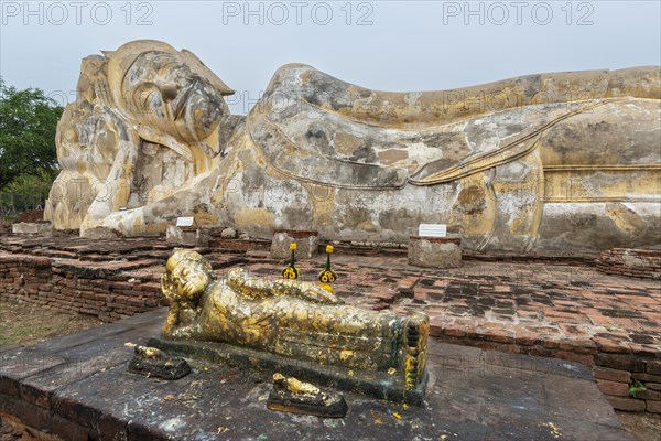 Reclining Buddha statue