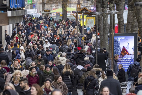 Crowded shopping street in front of Christmas