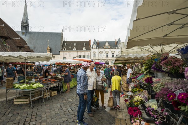 Market in front of the Hotel-Dieu