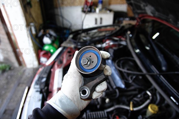 Replacing the tension roller of a car's timing system