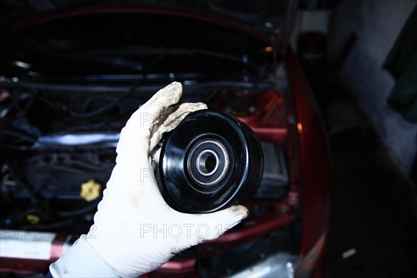 Replacing the tension roller of a car's timing system