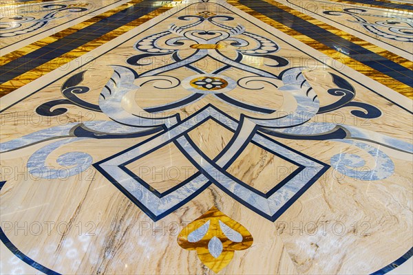 Floor pattern in the main hall