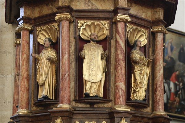Baroque figures of saints on the pulpit
