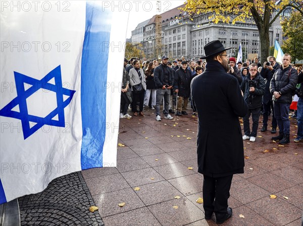 Rabbi Yehuda Teichtal speaks during the demonstration Solidarity March with Israel at Wittenbergplatz