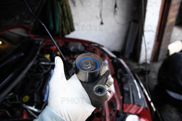 Replacing the tension roller of a car's timing system