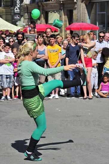 Female street performer juggling as animation at the Gentse Feesten