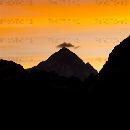 Silhouette of the eight-thousander Makalu